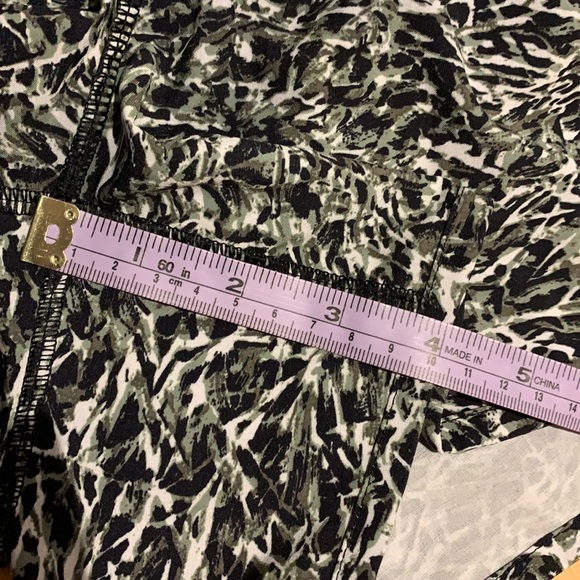 🌟HP🌟VEUC Lululemon Black/White/Army Green Patterned Tracker shorts- size 6 - Picture 16 of 17